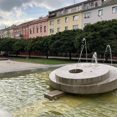 Vizualizácia upraveného verejného priestranstva s fontánou a zeleňou
