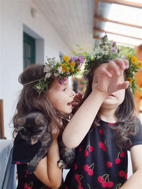 Inšpiratívne fotografie žien s kvetinovými venčekmi v rôznych účesoch