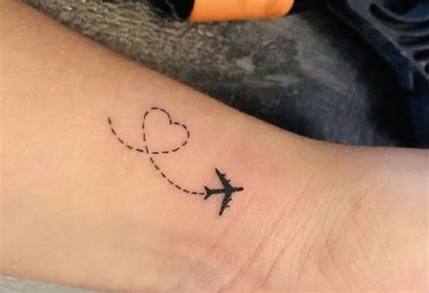 Tetovanie kvetov na prste v minimalistickom štýle