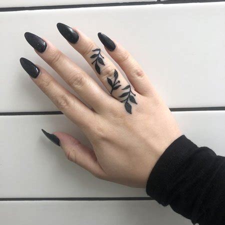 Príklady minimalistických kvetinových tetovaní na prstoch