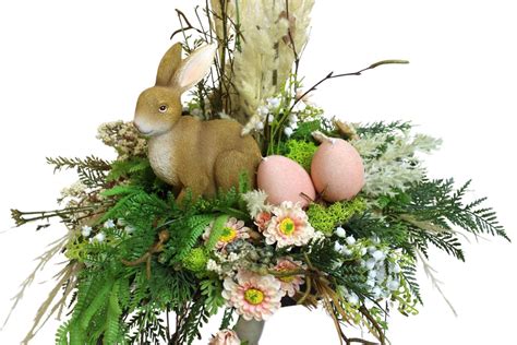 Veľkonočný aranžmán so zajkom a vajíčkami