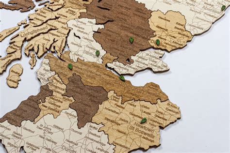 Mapa Škótska s vyznačenými historickými miestami a bodliakom ako národným symbolom