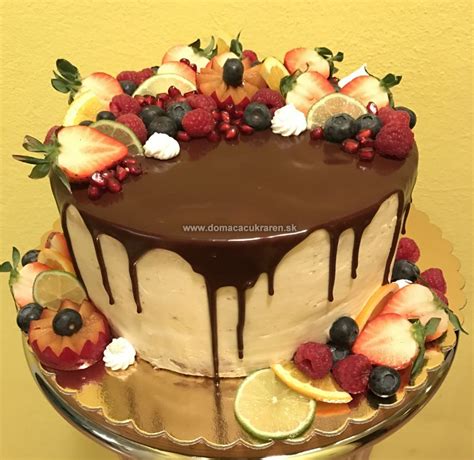 Torta zdobená kvetmi a jahodami