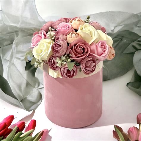 Rôzne typy flower boxov s ružami