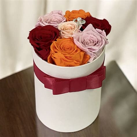 Rôzne farebné kombinácie ruží vo flower boxe