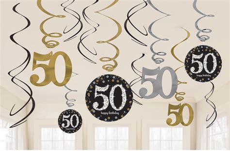 Oslava 50. narodenín s tortou, balónmi a šampanským