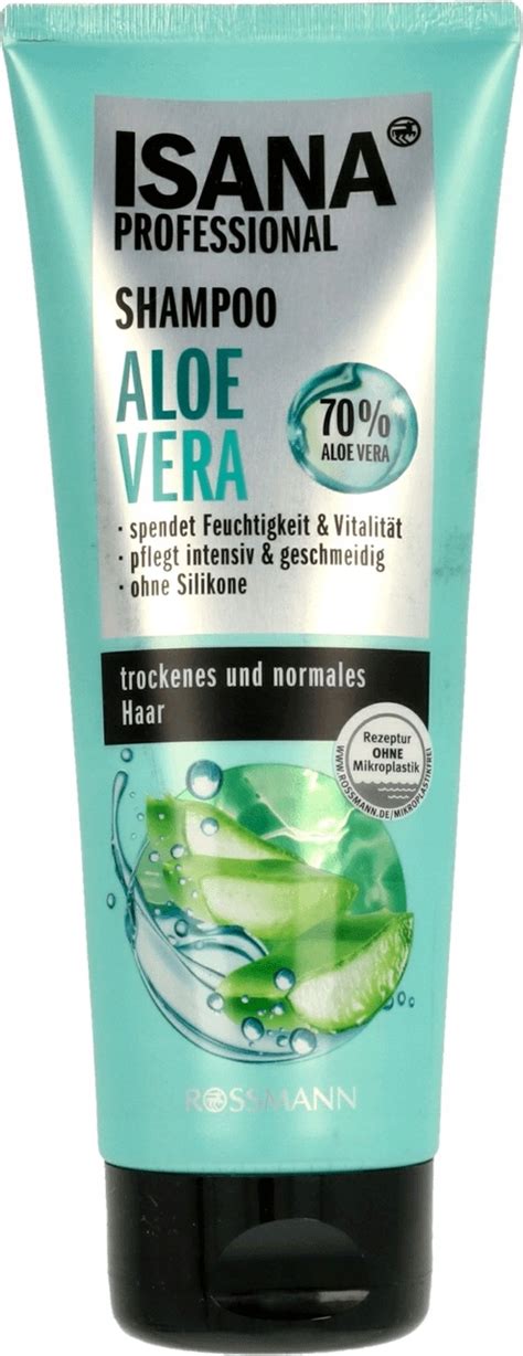 Žena si umýva vlasy šampónom s aloe vera