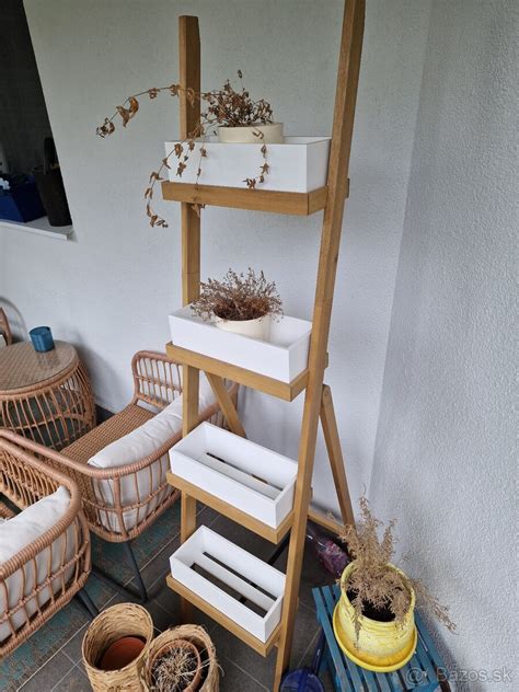 Záhrada s modernými hranatými kvetináčmi