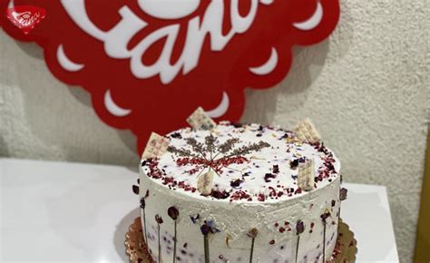 Nádherne zdobená torta s jedlými kvetmi