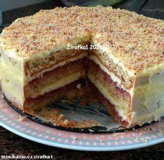 Prekrojená torta s krémovou náplňou