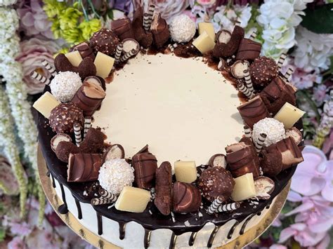 Torta zdobená oblátkami s kvetinovým motívom