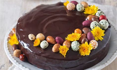 Nádherná jarná čokoládová torta ozdobená kvetmi