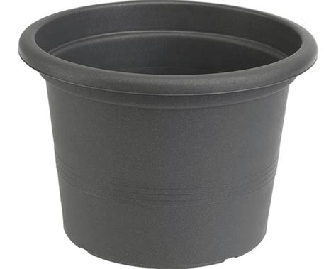 čierny plastový kvetináč s priemerom 23 cm na terase