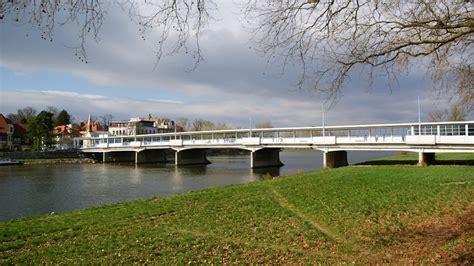 Kolonádový most v Piešťanoch a socha Barlolamača
