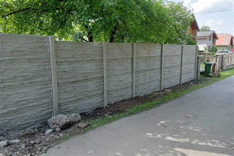 Rôzne typy kamenných a tehlových plotov pre záhony