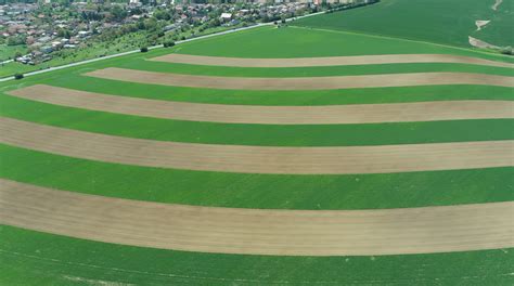 Schéma pásového striedania plodín na svahovitom pozemku