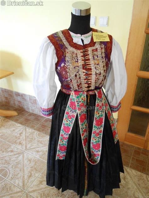 Ukážky ľudových výšiviek a krojov