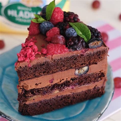 Čokoládová torta s kvetmi a ovocím
