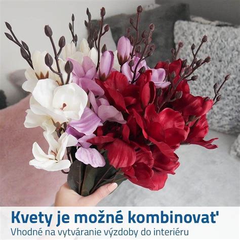 Umelé kvety aranžované do vázy