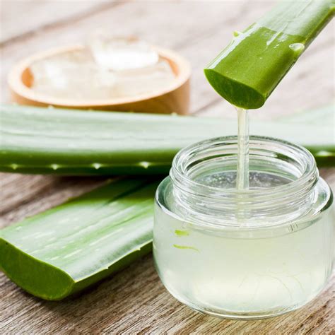 Obrázok s aloe vera listom a aplikáciou gélu na pokožku