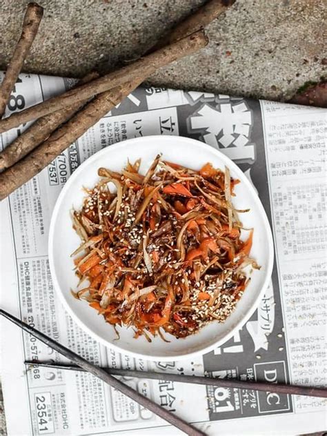 Japonský pokrm Kinpira Gobo s koreňom lopúcha