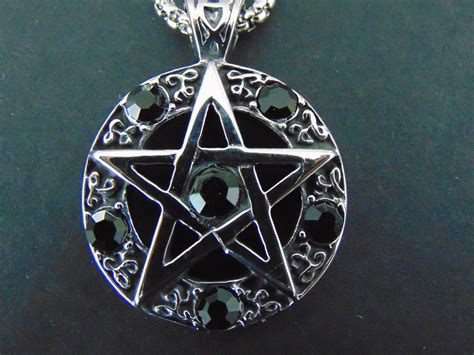Pentagram s vyobrazenými piatimi elementami