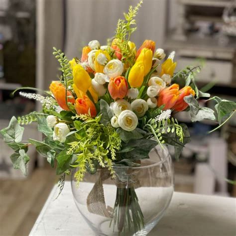 Krásna kytica rôznofarebných tulipánov