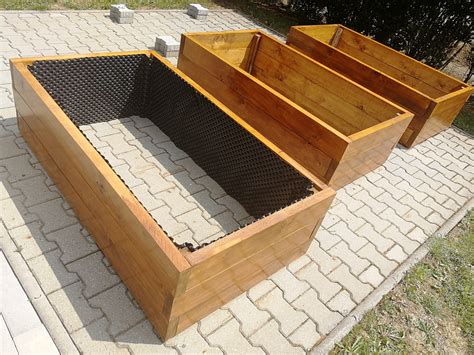 Rôzne materiály vyvýšených záhonov