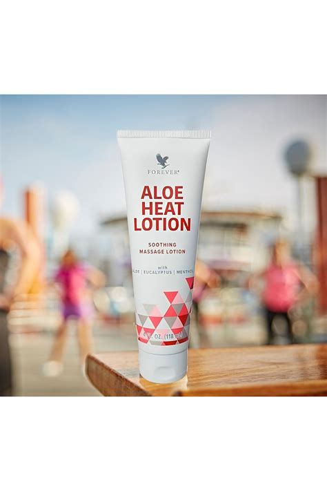 Ilustrácia unavenej osoby, ktorá si masíruje svaly a zároveň fľašu Aloe Heat Lotion