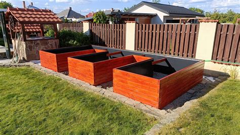 Vonkajšie hranaté kvetináče v záhrade