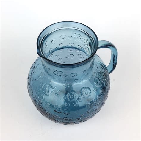 Sklenený džbán s modrým kvetom