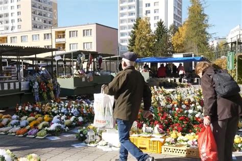 Predavačka kvetov na trhovisku