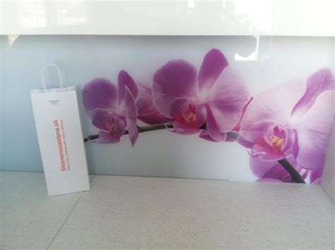 Detailná fotografia sklenenej kuchynskej zásteny s motívom orchidey
