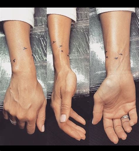 Tetovanie lotosu na zápästí