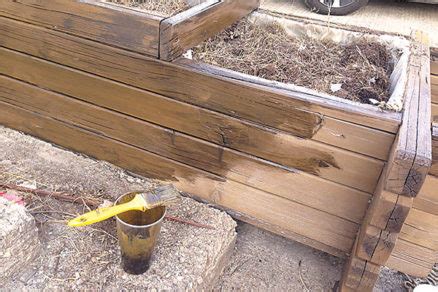 Proces ošetrovania dreveného kvetináča
