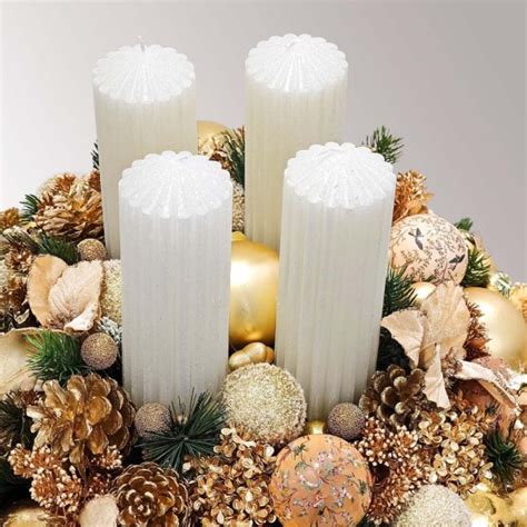 Strieborno-fialový adventný veniec s bielymi ozdobami