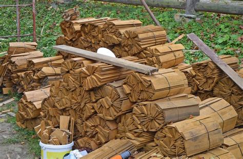 Zväzky škoricovej kôry pripravené na export