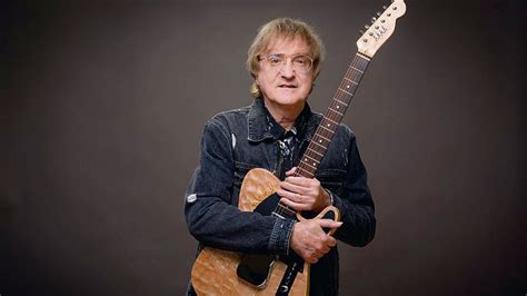 Mladý Miro Žbirka s gitarou