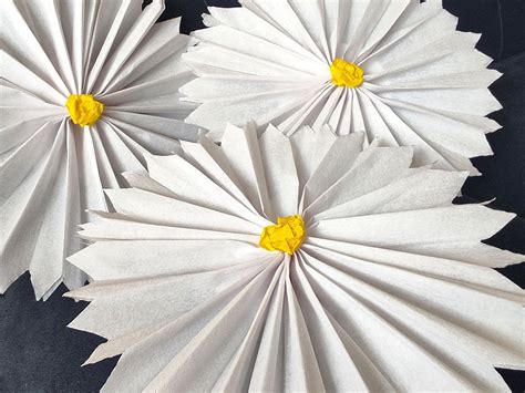 Obrovský kvet z krepového papiera