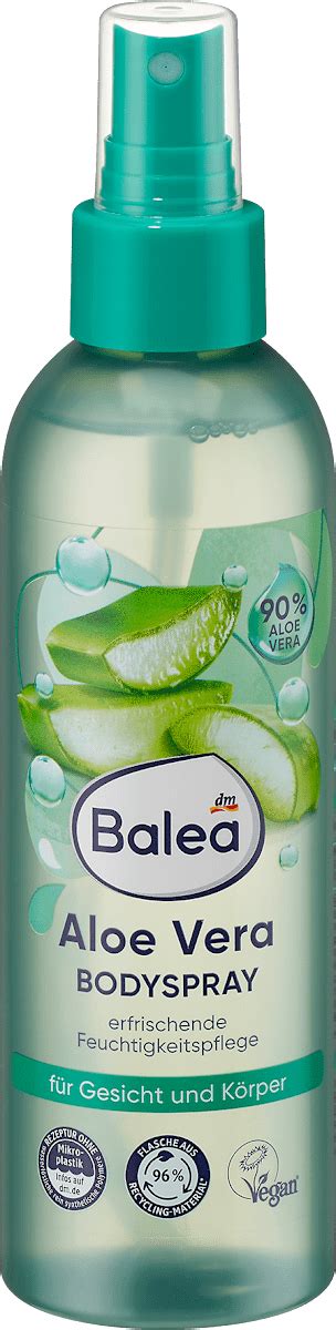 Žena si aplikuje hydratačný sprej s aloe vera na tvár
