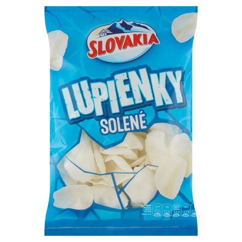 Sviečky a lupienky kvetov v spálni