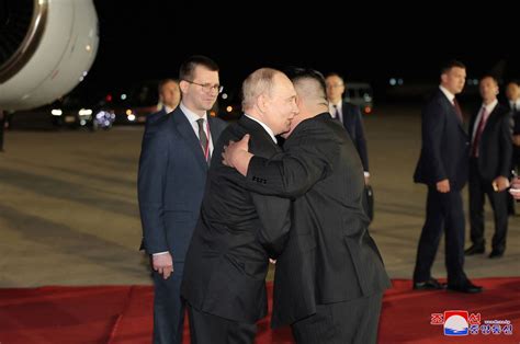 Ľudia obdivujúci Kimčongilie na výstave v Pchjongjangu