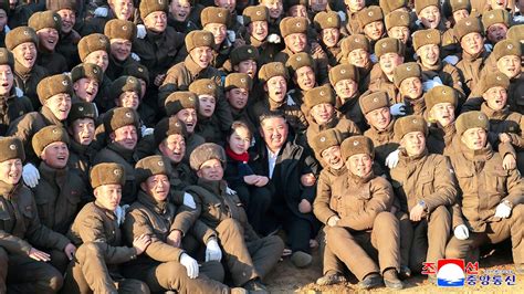 Oslavy v Pchjongjangu, sochy Kim Ir-sena a Kim Čong-ila