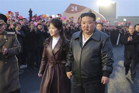 Kim Čong-un a jeho dcéra Kim Ču-ä na verejnom vystúpení