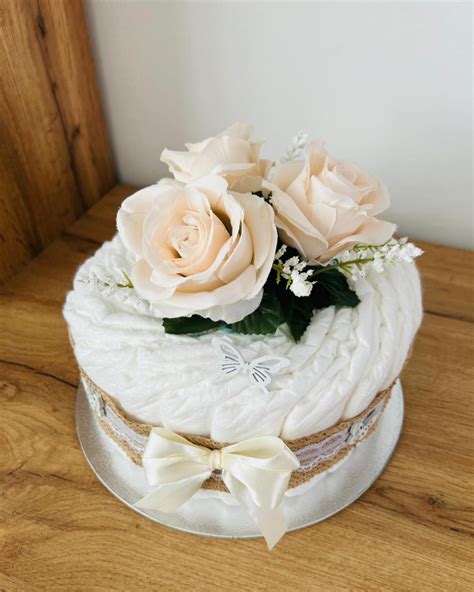 Krstná torta s bielymi kvetmi