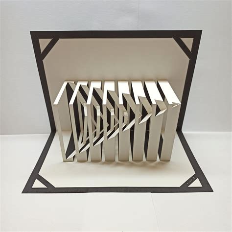 Rozdiel medzi Origami a Kirigami