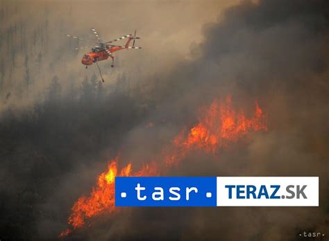 Lietadlo zasahujúce pri lesnom požiari