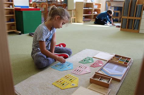 Montessori dieťa zalieva kvet