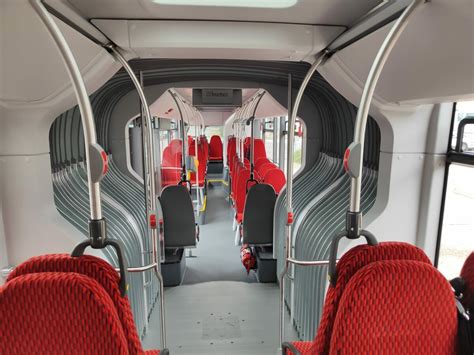moderný autobus na prepravu detí do strediska