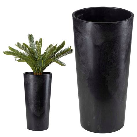 Čierny kvetináč s priemerom 17 cm a objemom 2 litre